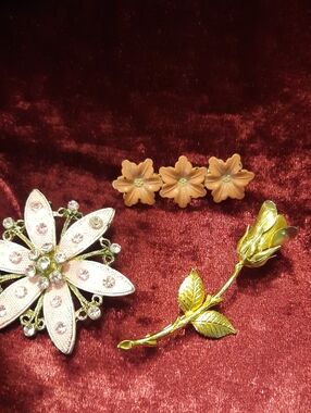 Gold-Tone Rose Brooch and Peach Flower Stud Set - Unbranded
